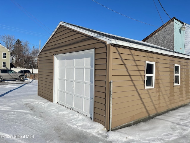 view of outdoor structure with an outbuilding