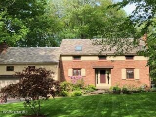 view of front of house with a front lawn