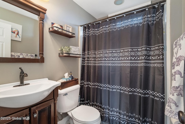 full bathroom featuring a shower with shower curtain, toilet, and vanity