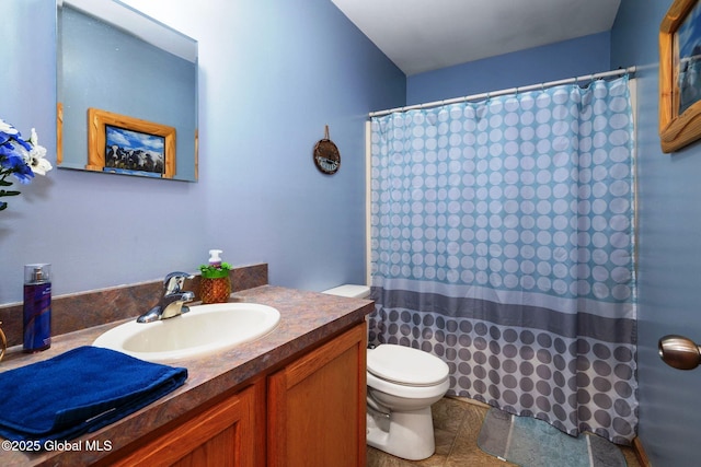 full bathroom with a shower with curtain, toilet, and vanity