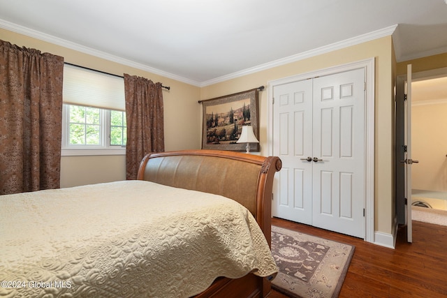 bedroom featuring a closet, ornamental molding, baseboards, and wood finished floors