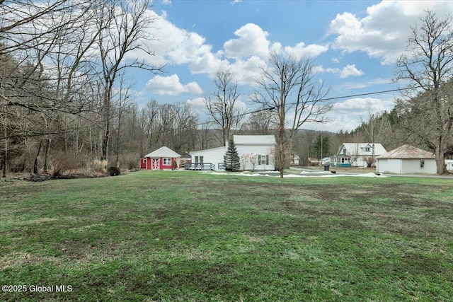 view of yard featuring an outdoor structure