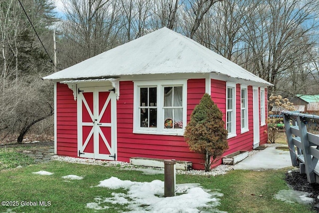 view of outdoor structure featuring an outbuilding