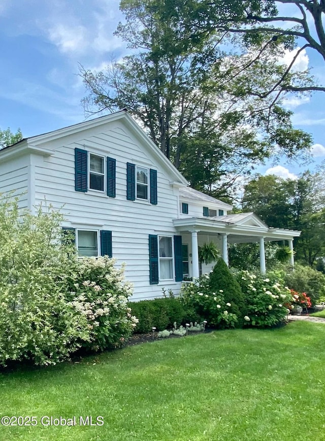 view of front facade featuring a front yard