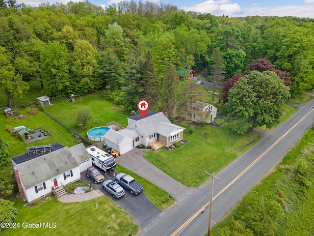 birds eye view of property featuring a forest view