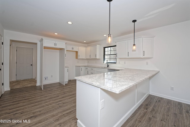 kitchen with dark wood-style floors, recessed lighting, white cabinets, and a peninsula