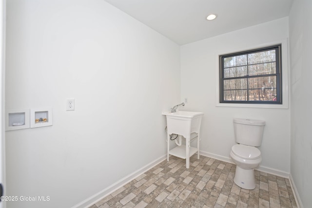 bathroom featuring recessed lighting, toilet, and baseboards