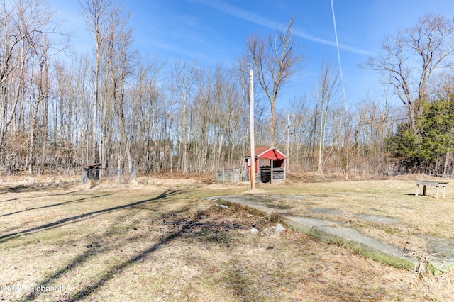 view of yard featuring an outdoor structure