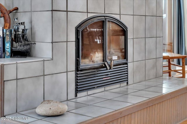 room details featuring decorative backsplash
