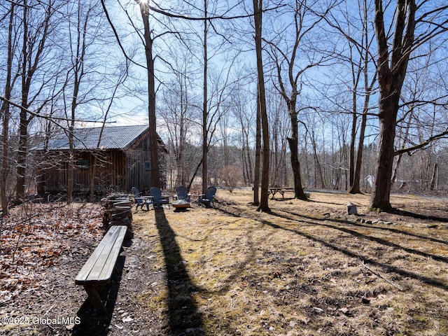 view of yard with an outdoor structure