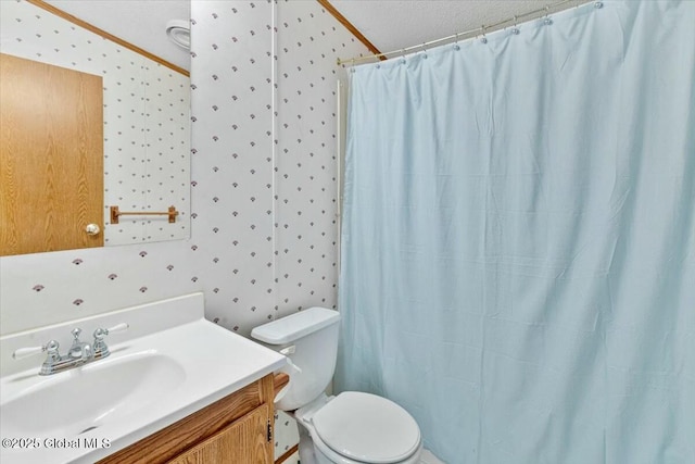 full bath featuring wallpapered walls, curtained shower, toilet, and vanity