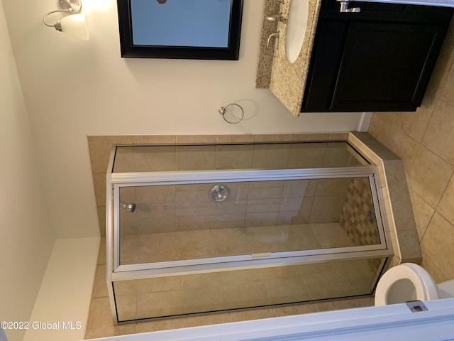 bathroom with toilet and tiled shower