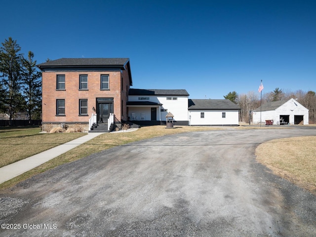 view of front of home featuring a front lawn and brick siding