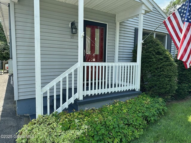 property entrance featuring a porch