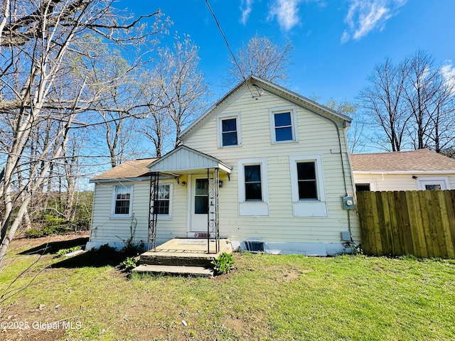 view of front of property featuring fence and a front yard