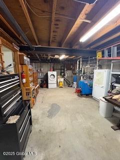 storage featuring washer / dryer