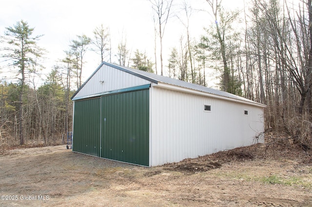 view of outdoor structure with an outbuilding