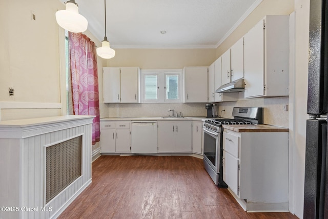 kitchen featuring gas stove, white dishwasher, under cabinet range hood, crown molding, and wood finished floors