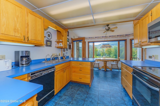 kitchen featuring stainless steel appliances, dark tile patterned flooring, a sink, ceiling fan, and a peninsula