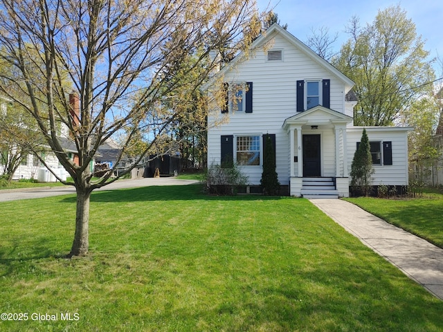 view of front of property featuring a front lawn