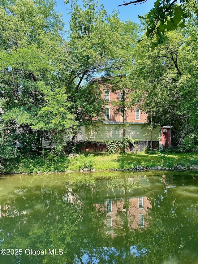 view of yard featuring a water view