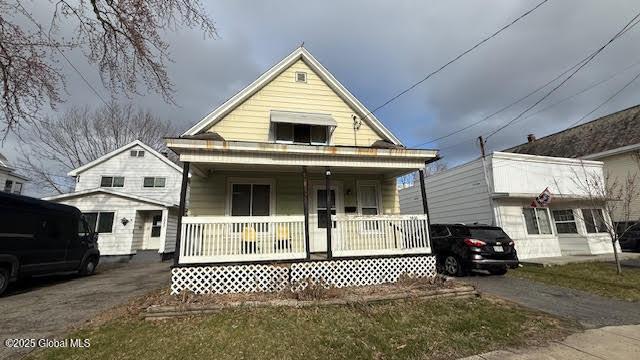 view of front of property with covered porch and aphalt driveway