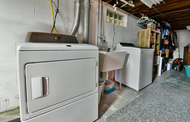 laundry area featuring a sink, laundry area, and washing machine and clothes dryer