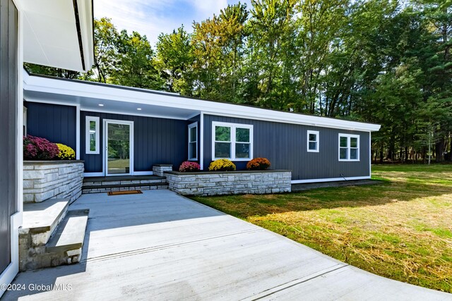 view of front of house featuring a front lawn