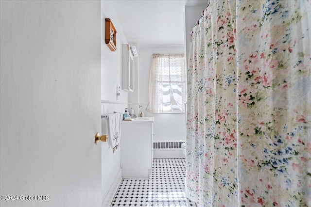 full bathroom featuring baseboards, a shower with shower curtain, toilet, vanity, and wainscoting