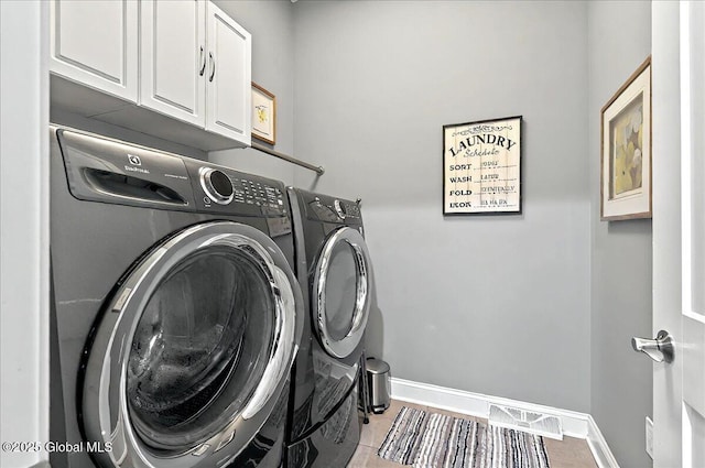 laundry room with visible vents, cabinet space, independent washer and dryer, and baseboards