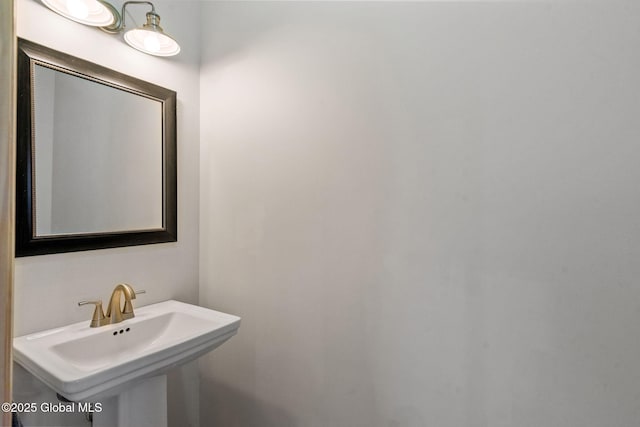 bathroom featuring a sink