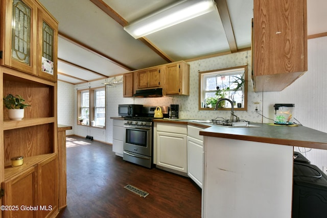 kitchen with dark wood-type flooring, visible vents, stainless steel gas range, and wallpapered walls