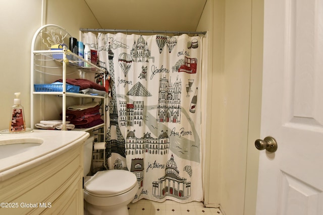 full bath with toilet, vanity, and a shower with curtain