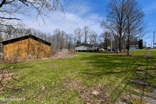 view of yard featuring an outbuilding