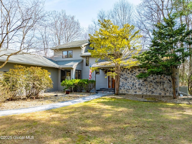 traditional-style house featuring a front lawn