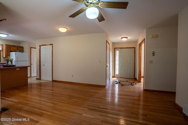 entryway with ceiling fan, baseboards, visible vents, and light wood finished floors