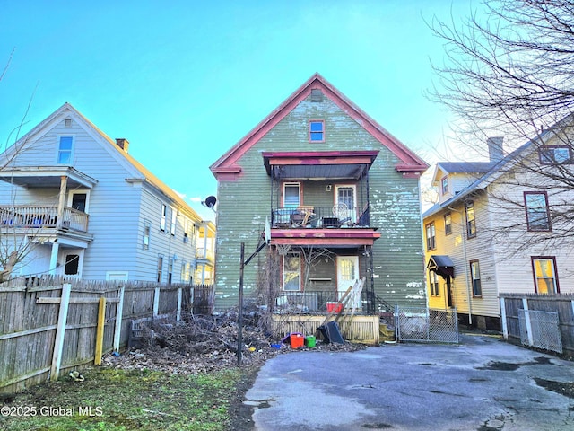 15 Kenyon Ct, Utica, NY 13501 - view of front of house with a porch and fence
