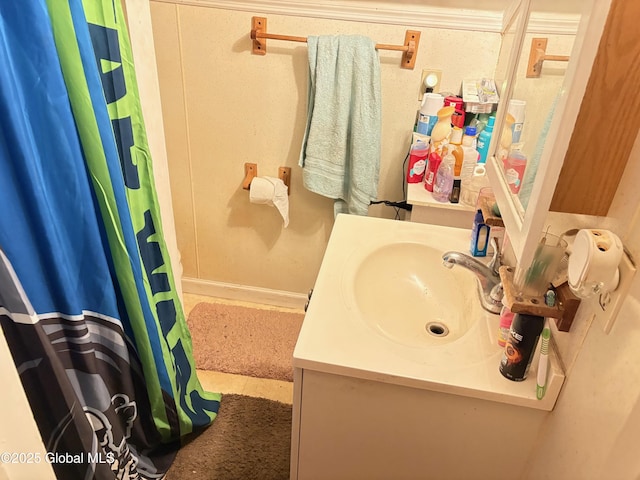 full bath with baseboards, a shower with shower curtain, and vanity