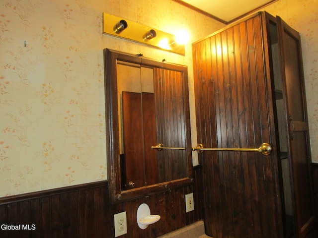 16 Knickerbocker Rd, Scotia, NY 12302 - bathroom with wallpapered walls