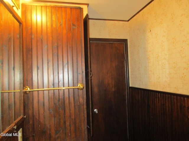 16 Knickerbocker Rd, Scotia, NY 12302 - detailed view of wallpapered walls