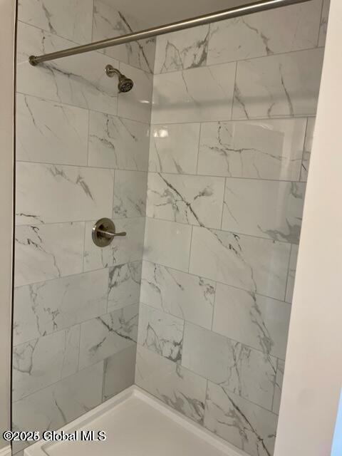 bathroom featuring a tile shower