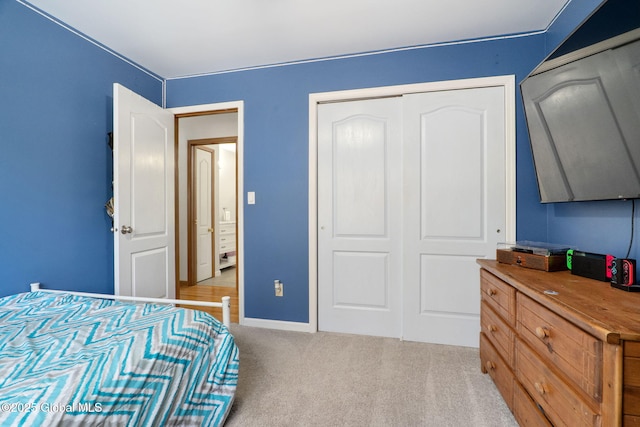 bedroom with baseboards, carpet, and a closet