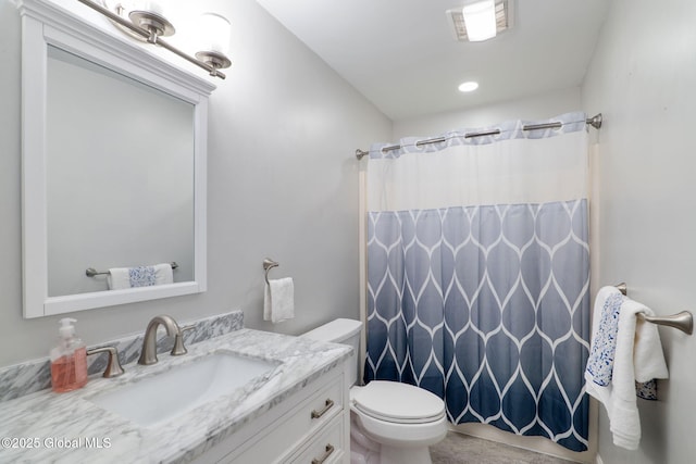 full bathroom featuring visible vents, a shower with shower curtain, toilet, and vanity