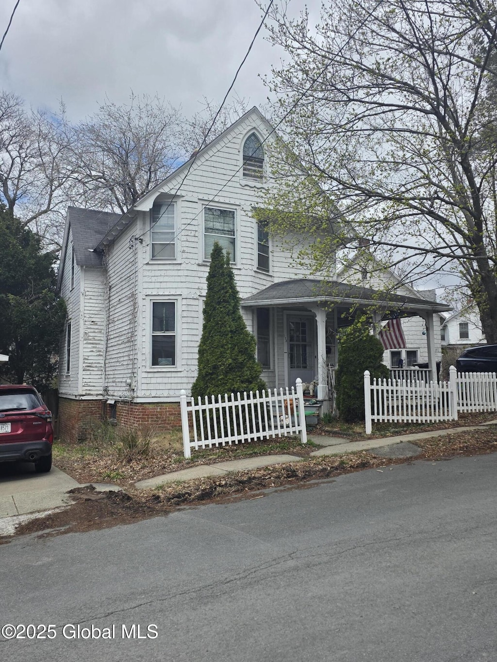 view of front facade with a fenced front yard