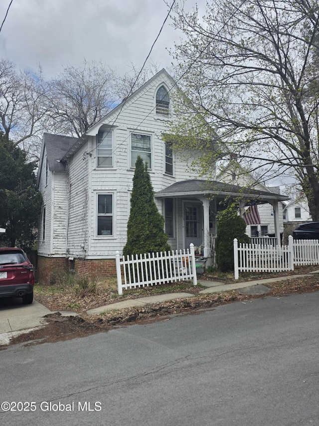 view of front facade with a fenced front yard