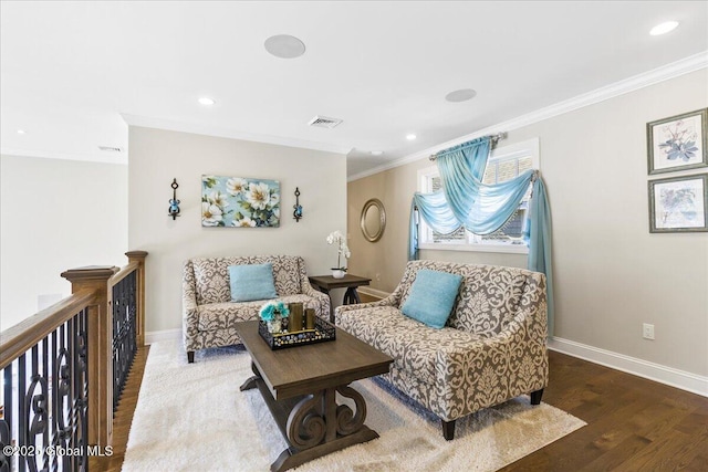 living area featuring visible vents, crown molding, wood finished floors, baseboards, and recessed lighting
