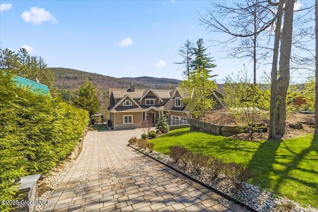 view of front of home featuring a front lawn and driveway
