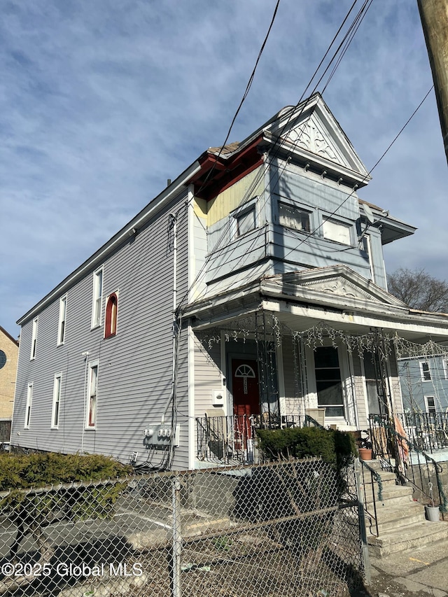 view of front facade featuring a porch and a fenced front yard