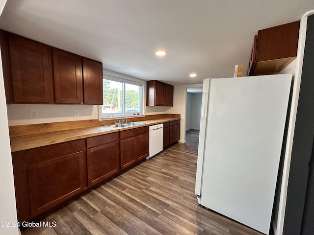 kitchen with recessed lighting, white appliances, a sink, and dark wood-style floors