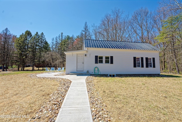 view of front of house with a front lawn and metal roof